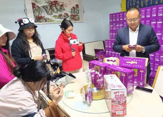 9月7日,众信绿创种植农民专业合作社工作人员向媒体记者介绍nfc葡萄原汁销售情况。糟玉琴 摄 9月7日,众信绿创种植农民专业合作社工作人员向媒体记者介绍nfc葡萄原汁销售情况。糟玉琴 摄