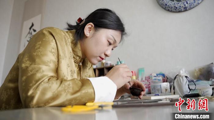 颜鹏力正在工作室里锔瓷。 李明非 摄 颜鹏力正在工作室里锔瓷。 李明非 摄