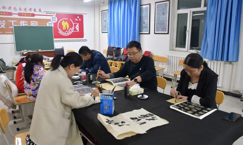第八师一四一团：“传承优秀文化 弘扬书法精神”公益班开班