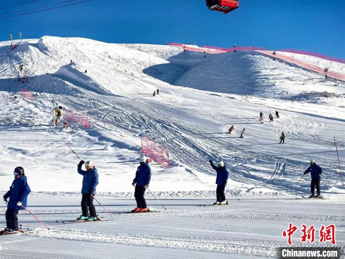 滑雪爱好者在新疆阿勒泰地区享受冰雪运动带来的乐趣。胡嘉琛 摄 滑雪爱好者在新疆阿勒泰地区享受冰雪运动带来的乐趣。胡嘉琛 摄