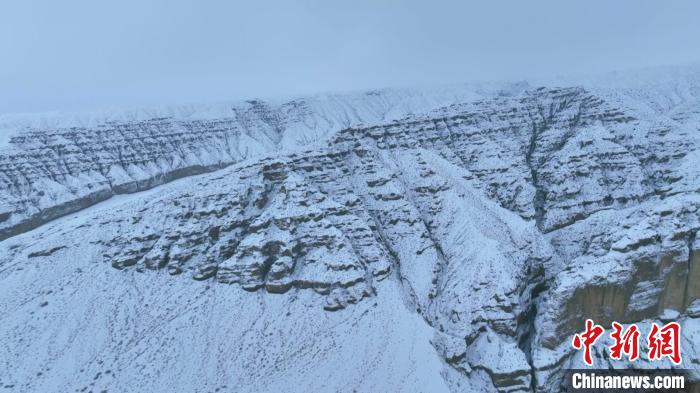 新疆轮台百里雅丹白雪覆盖 蔚为壮观