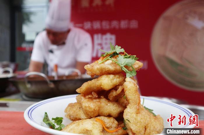 7月7日,吉林省吉林市,金牌厨师孙志刚制作的锅包肉。中新社记者 苍雁 摄 7月7日,吉林省吉林市,金牌厨师孙志刚制作的锅包肉。中新社记者 苍雁 摄
