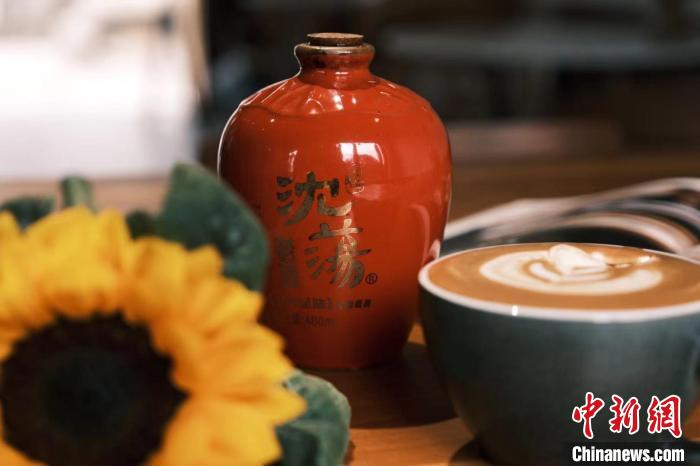 “晴天见”咖啡店推出的“沈荡拿铁”。受访者供图 “晴天见”咖啡店推出的“沈荡拿铁”。受访者供图